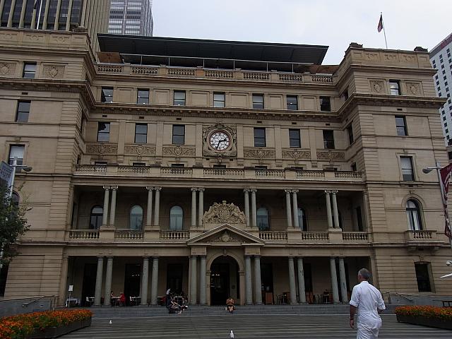 かつて税関として使われてきた歴史的建物。現在は図書館、文化イベント施設として使われています。カフェやレストランも併設。