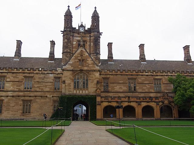 オーストラリアで最も古く、歴代首相やノーベル賞受賞者も輩出している名門大学。オックスブリッジ形式の美しい建物や付属の博物館、美術館は必見。