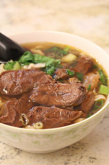 ビジネスマン達の胃袋を支えてきたお店！リーズナブルな牛肉麺のうまさにビックリ☆牛肉あんかけ飯も好吃♪