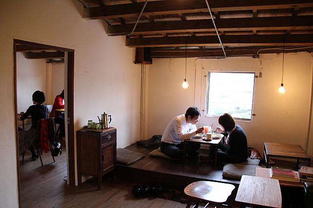 芸術村に溶け込むようにそびえるカフェ、外観も内部もメニューも個性的♪