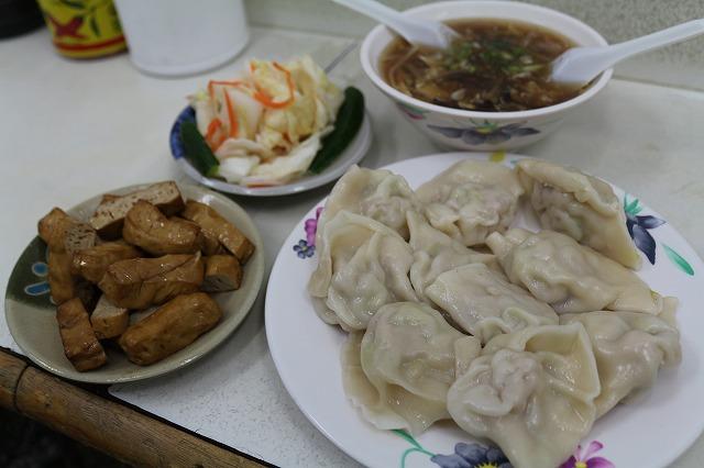 行列はおいしさの証！隣り合う2軒の水餃子屋さんに突撃♪