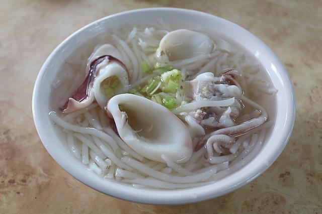イカの出汁が効いていて、うまい！スープのおかわりは無料