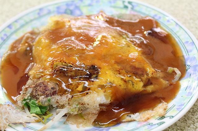 朝ごはん通り國華街三段に位置する老舗、カキオムレツのおいしさは、肉そぼろにあった