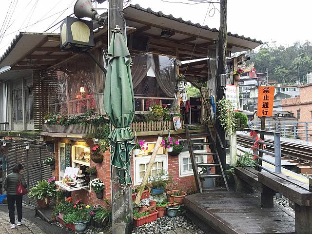 傍らを平渓線の列車が走っていく…ぜひ窓際で感じてください