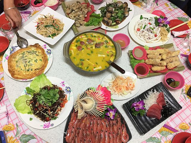 朝8時半から夜9時まで、昼休み無しで新鮮なシーフード料理を提供しています！