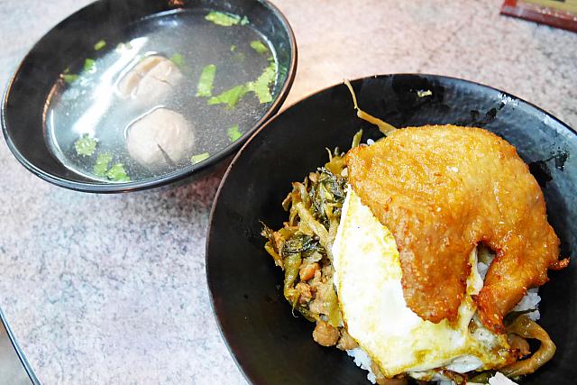 スタミナ満点の豚丼が食べられる行列必至の老舗