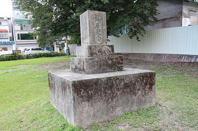 「吉野神社鎮座祈念碑」には、明治四拾五年六月八日と刻まれています