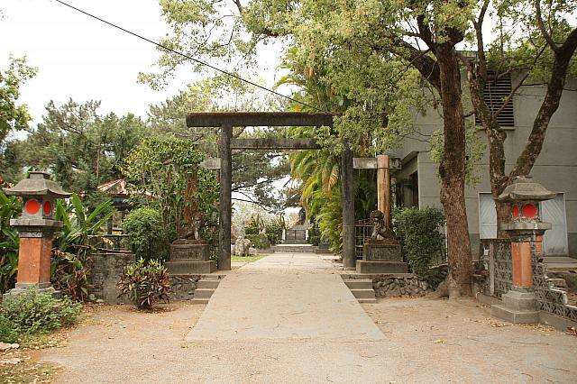 鳥居、参道、石灯籠、狛犬、古碑など今でも残っている部分が多い神社です