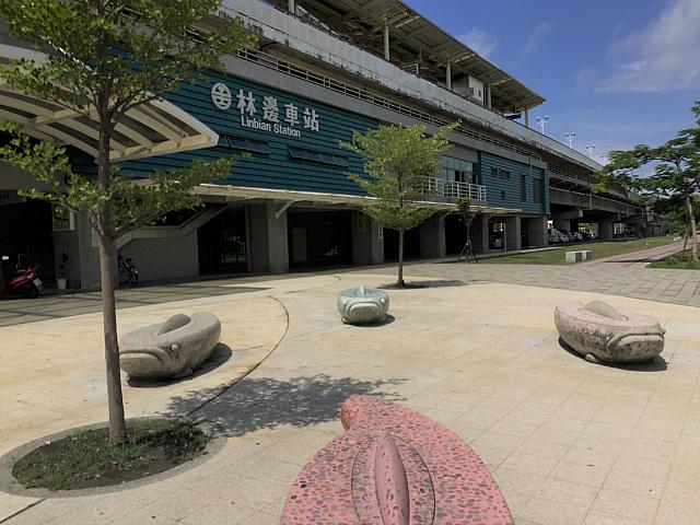 台湾南部の高架化した現代的な駅で、魚の形をした椅子に和みます