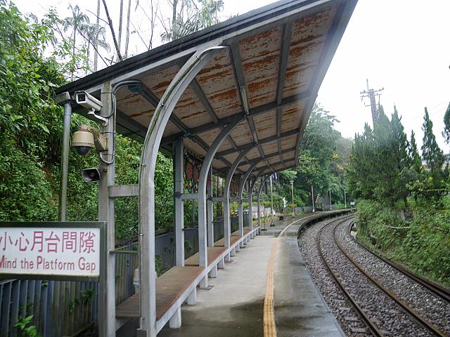 カーブにホームがあるフォトジェニックな駅