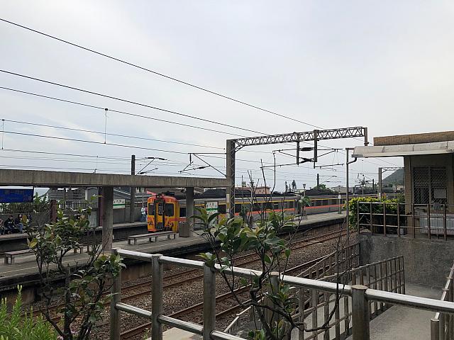 海と山に挟まれた静かな駅。休日を中心に登山客で賑わいます