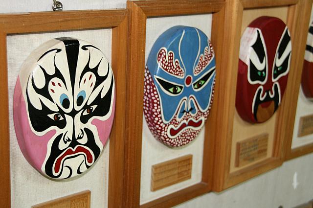 京劇のお面がズラリ！圧倒されました、ここでは手作り教室もあるのです！