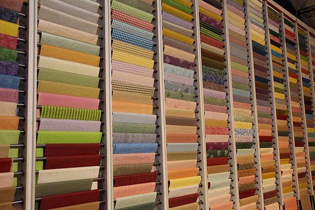 なみなみダンボールで作る紙細工がかわいい！ラッピングされたような建物が目印です