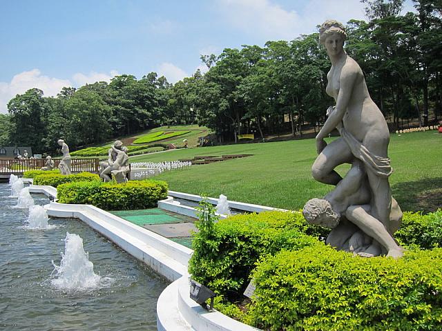 ヨーロッパ宮殿の花園をテーマにしたとても美しい遊園地！