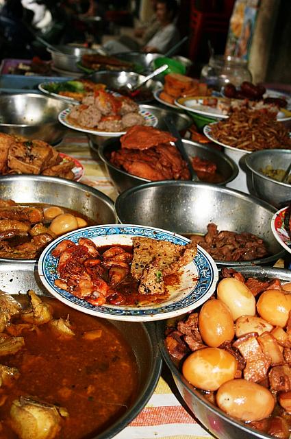バイクタクシーのオジサンたち絶賛の定食屋、これぞベトナムのビンヤンだ～！