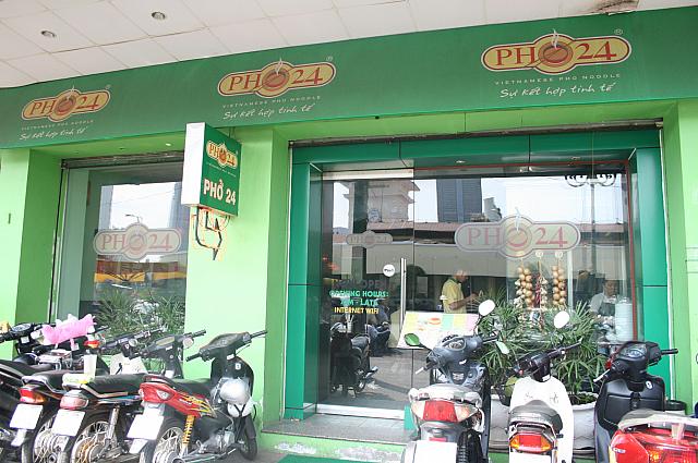 今やグッズ販売までされるほど人気、ベトナム一有名なチェーン店！ベンタイン市場西門すぐそばのお店
