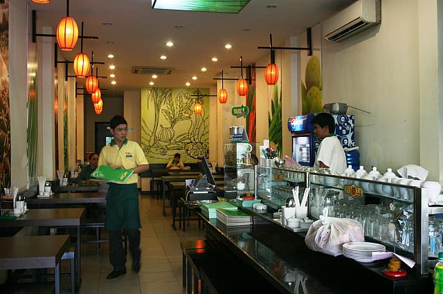 今やグッズ販売までされるほど人気、ベトナム一有名なチェーン店！ベンタイン市場東門すぐそばのお店