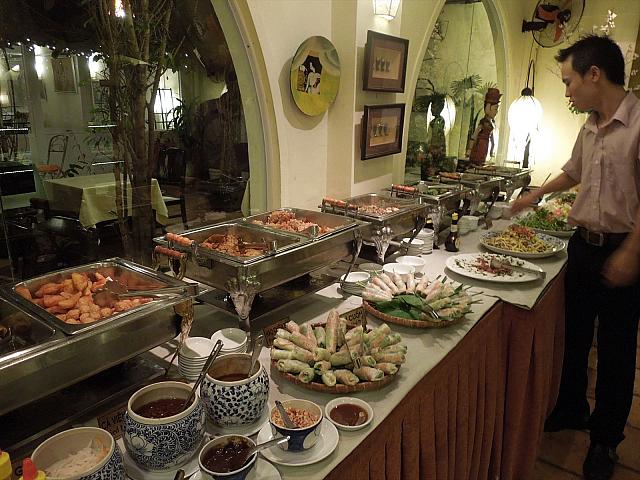 観光中心だから歩いて行ける。ベトナム料理が食べ放題。ディナーはビュッフェ形式で好きな料理を食べよう。