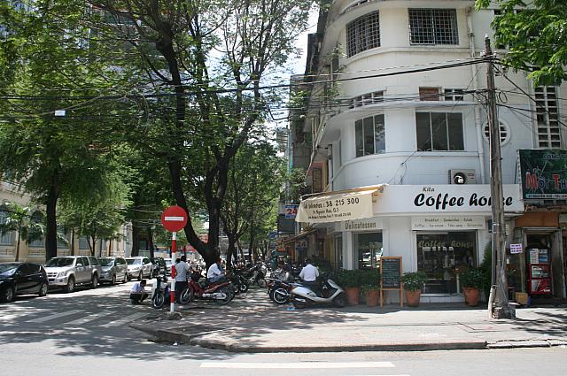 距離は短いけれど、ウマい店が並ぶ道！