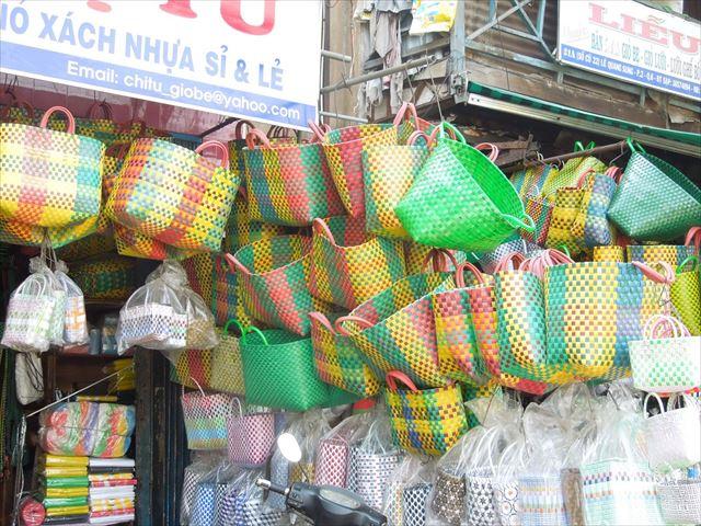 可愛らしいデザインのプラカゴが安く買える。バスターミナル付近で、市場からも近いので最初に立ち寄りたい通り。