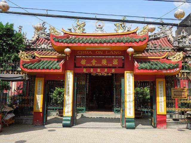 1740年創建の中国福建・潮州系のお寺。道教の神である天后聖母やその他の仏像合わせて16の神を祀り、毎日参拝に訪れる現地人にとっては馴染み深いところ。