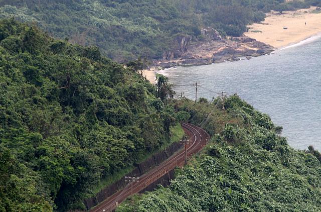 世界の車窓からでも頻出する絶景峠ビュー！霧がかかった山頂にはベトナム戦争で使われたトーチカもある。定番半日観光