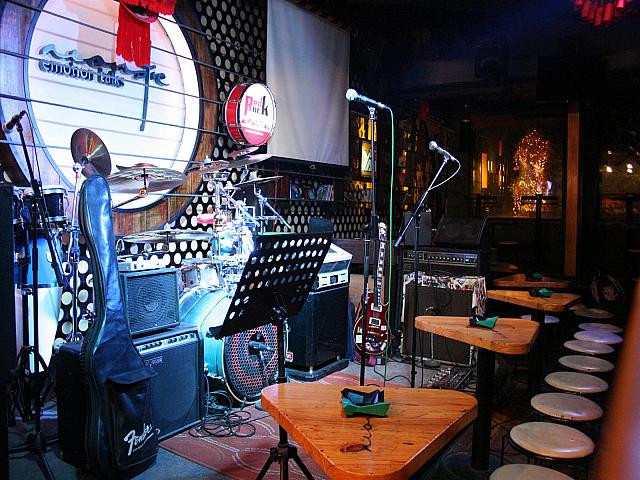 ロック、ポップスとバラエティに富んだ歌を毎夜聴ける。バンドの生演奏は大迫力。現地人向けなので治安の心配もない。