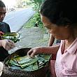 オバちゃんの手作り粥、という感じ。近くの村人がこぞって買い求めていました。