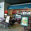 まずはターミナル入り口のすぐ手前にある「エクセルソ」。インドネシアのコーヒーチェーン店でコーヒーはもとより、サンドイッチもなかなかおいしいんです。