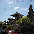街道沿いのヒンドゥー寺院が目印