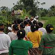 雨季が終わってから田植えをした村では、たくさんの収穫を祈って皆で村の田んぼを回り、祈りを捧げます。