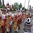 ウルン・ダヌ・バトゥール寺院では、全ての神様が降りていらっしゃり、バリ島の方々から集まった村の人々と共に大きなパレードが行われました。