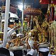 バリの人々も、外国人も、神聖な雰囲気の中で儀式を見守り、皆で祈りを捧げました。