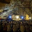 洞窟の中のギリ・プトゥリ寺院