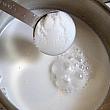5. 鍋にココナッツミルク、水、砂糖、塩を入れて火にかける。 
