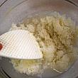 5. 蒸し上がったもち米を熱いうちに、?に入れてよく混ぜ合わせる。
