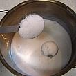 3.鍋に、ココナッツミルク、砂糖、塩を入れて火にかける。
