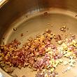 5. 鍋に少量の油を熱したら、ニンニクとホームデーンを香りが出るまで炒める。
