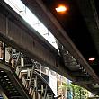 サパンクワーイ駅の高架下に渡された電線のようなこれ、何でしょう？