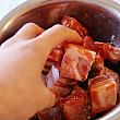 4. ボウルに豚肉、②、シーイウカオ、トマトケチャップ、シーズニングソース、砂糖を入れてよく混ぜ合わせ１時間程漬け込む。

