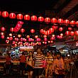 すでに夜には綺麗に光る赤い提灯がバンコクのヤワラート（中華街）を照らしています