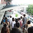 始発駅と終点駅は大勢の人が降りるため、階段を下る際には特に注意が必要です。