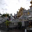 中華街にある有名な寺院であるため、タイ人をはじめ外国人旅行者の姿も多くいました。