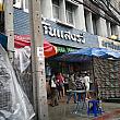 タイの人々は多少の雨ではあまり傘を使わず歩いています。