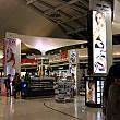 夜に出発するフライトが多いため、夜遅くまで賑わうスワンナプーム国際空港！
