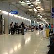 到着口近くにはたくさんの席があるのでとても便利です。たまにここで一晩を明かす人もいます。きれいな空港としてとても人気のあるスワンナプーム国際空港です！