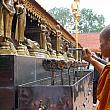 タイでは街の至るところで僧侶に遭遇します