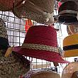 ここのお店では帽子が店中に並んでいます。
