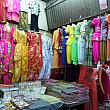 色鮮やかなインドの民族衣装も売られています