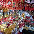 中国らしい、赤と金の装飾品も並んでいます。中国の雰囲気を感じられます。